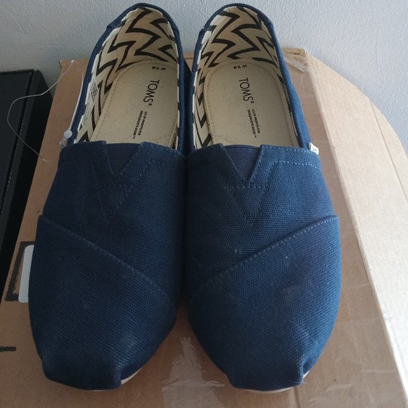 TOMS navy chevron womens slip on fabric shoes minor flaw see desc NEW sz 7.5 - Picture 1 of 8